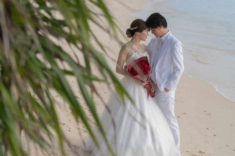 波打ち際で寄り添うふたり