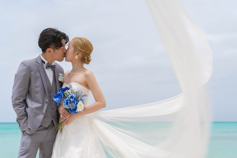 風に舞うベールと、誓いのキス