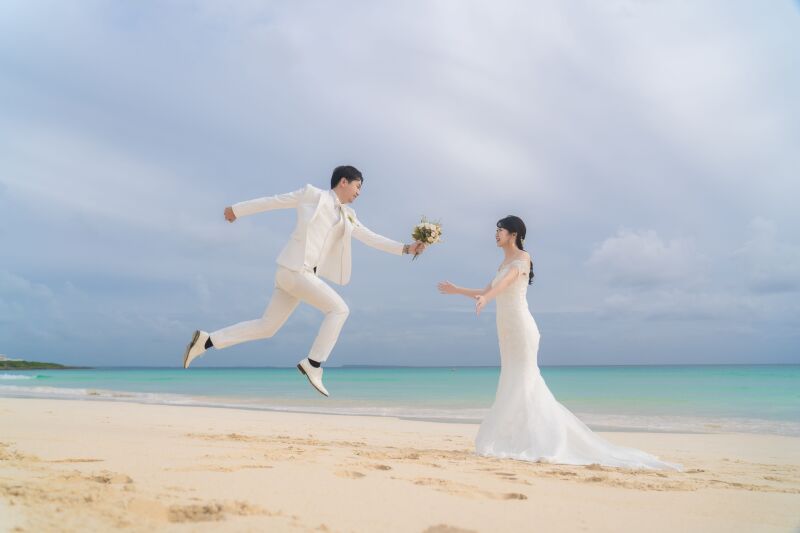 笑顔へ駆け寄る幸せジャンプ