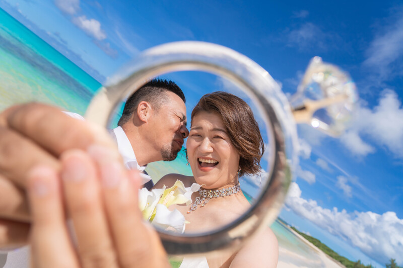 指輪越しのハッピースマイル