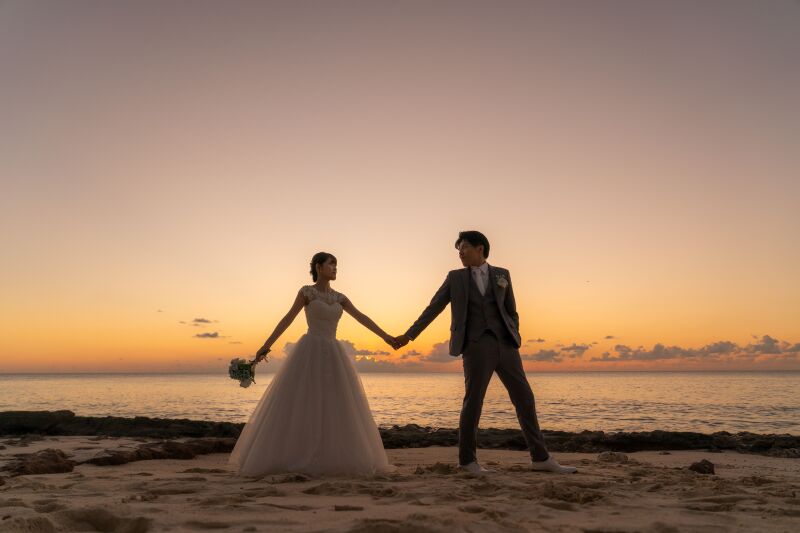 手を取り合い歩む未来の姿