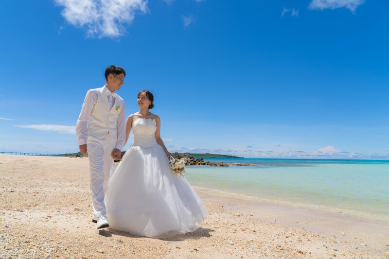 手をつないで浜辺をお散歩