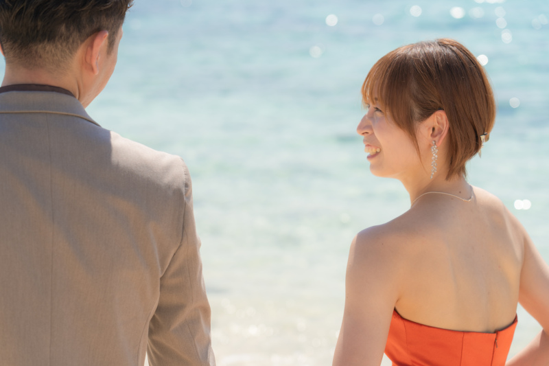 きらめく海を背景に交わす笑顔