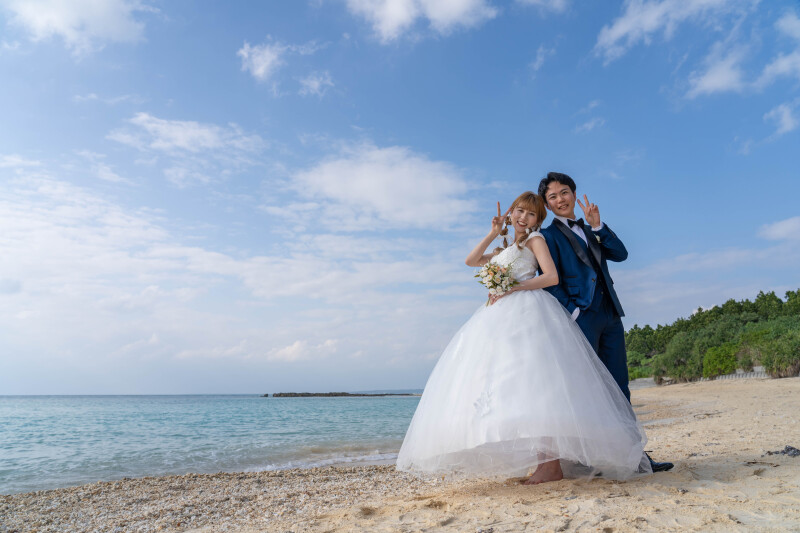 青空と海を背景にした爽やかフォト
