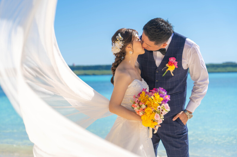 風に揺れるベールと、誓いのキス