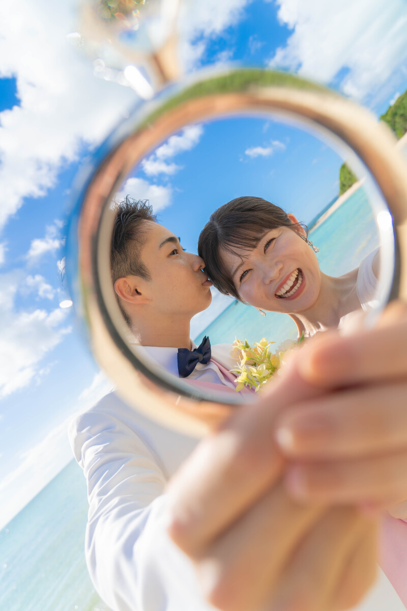 指輪越しに切り取る、ふたりの笑顔
