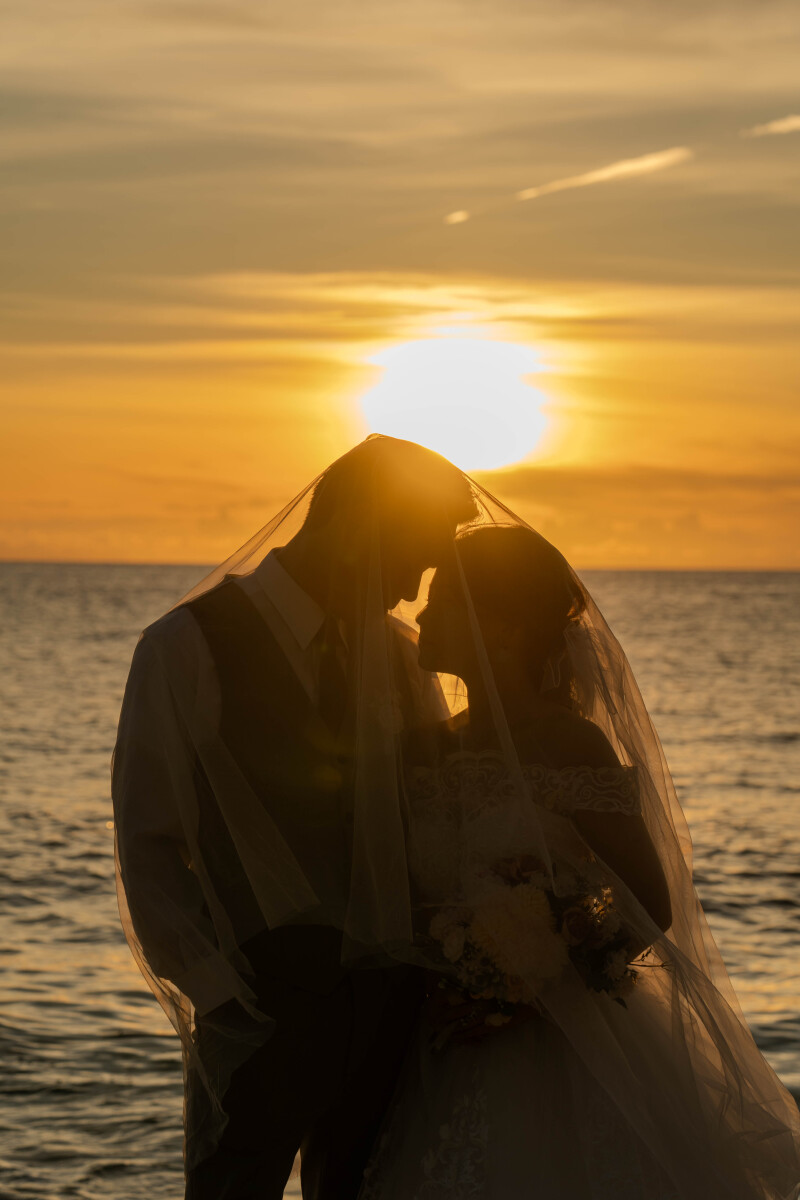 夕陽に包まれる、ロマンティックなシルエット