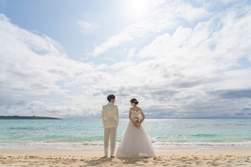 青い海を背に、心を重ねて