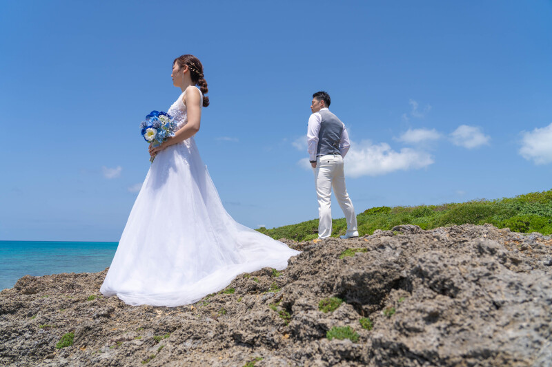 岩場でのクールな立ち姿