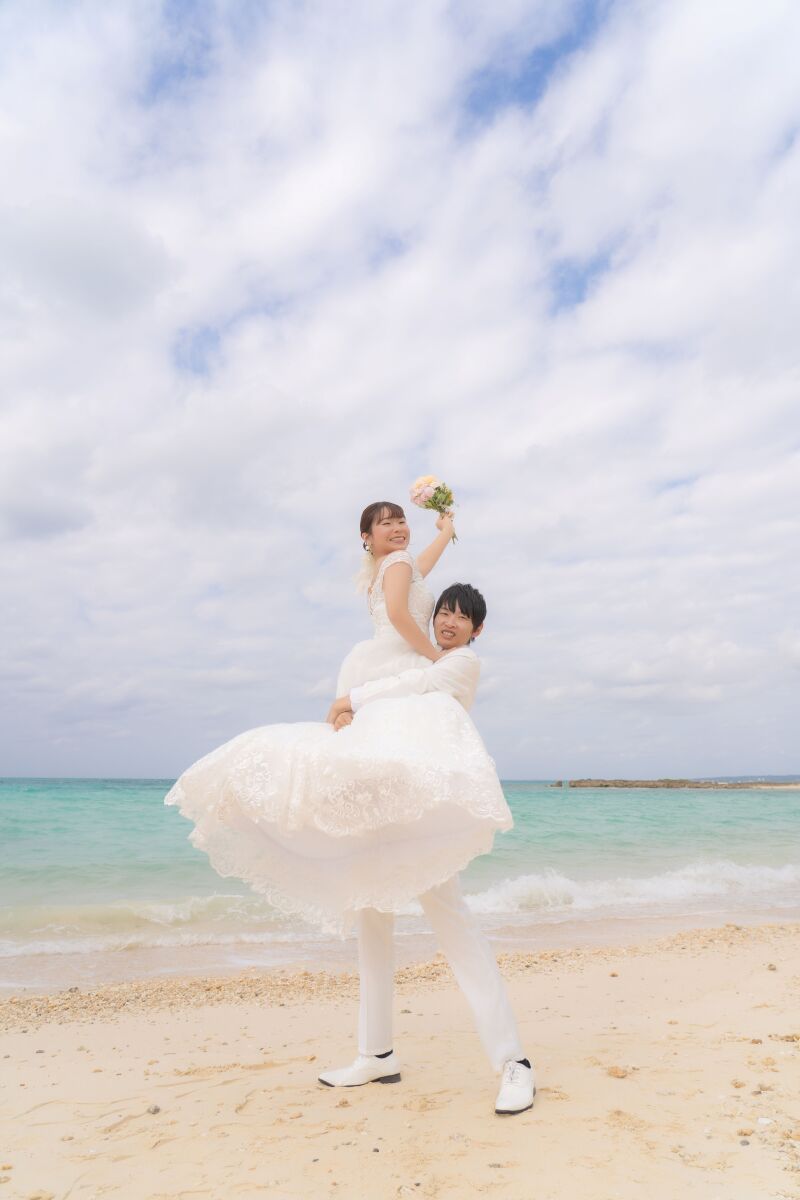 海と空に包まれた、幸せいっぱいの一枚