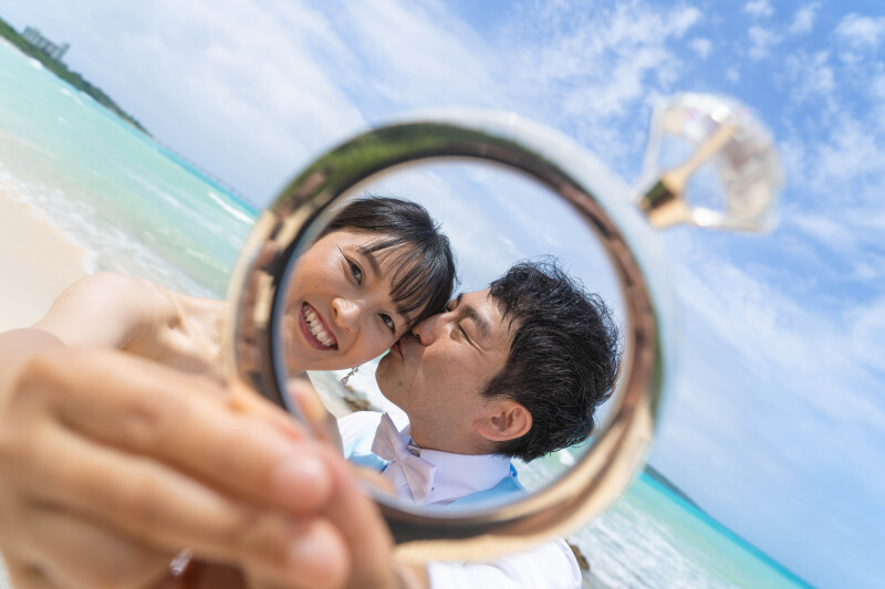 指輪越しに映る、ふたりだけの世界