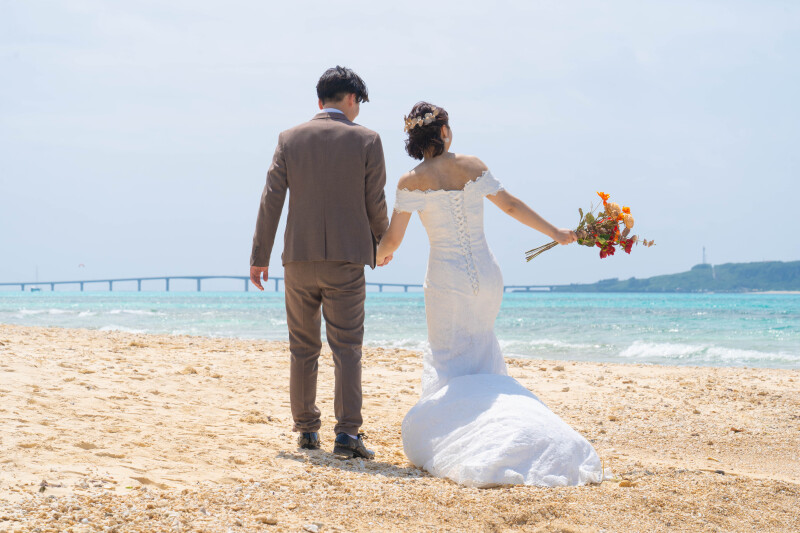 手を取り合い、未来へ歩き出す背中