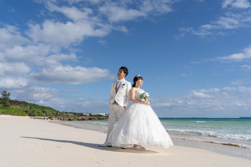 青空のビーチで始まるフォトウェディング