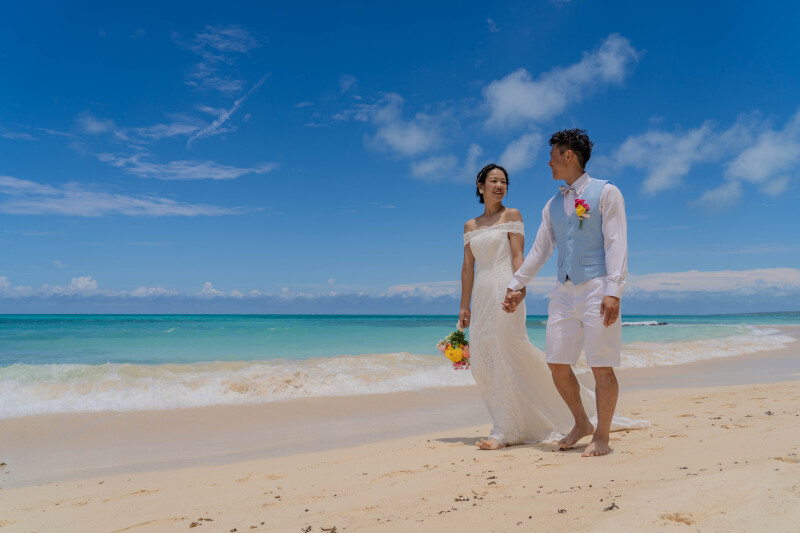 波音を感じながら、海辺を歩く