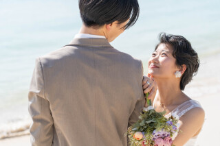 青い海と夕陽に包まれて