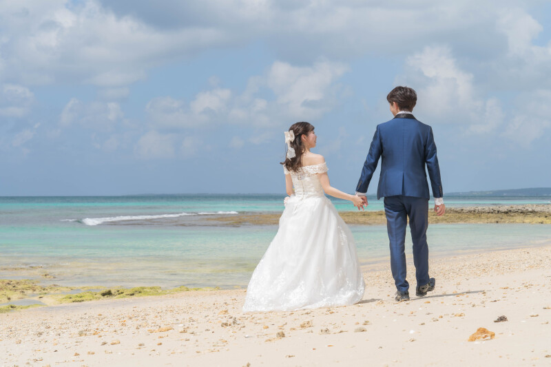 手をつないで浜辺をゆっくりと