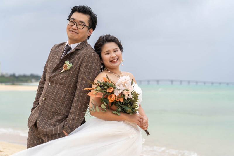 海を背景に寄り添うナチュラルショット