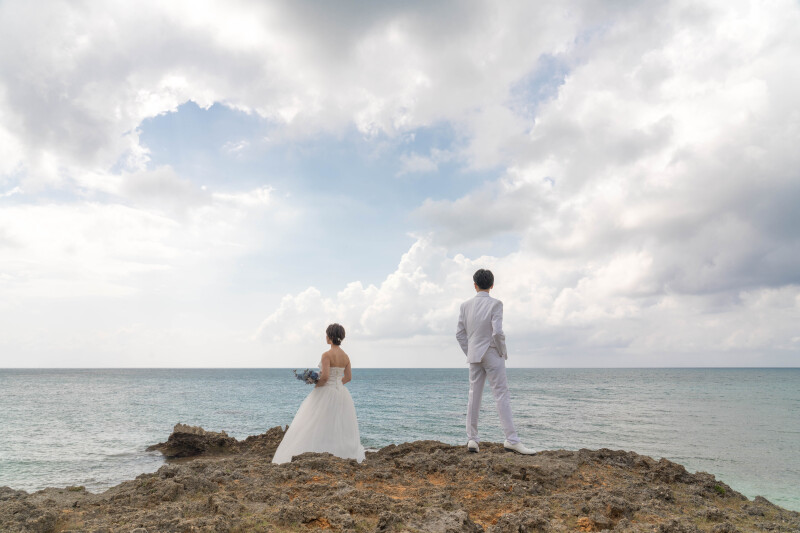 海を望むふたりのシルエット