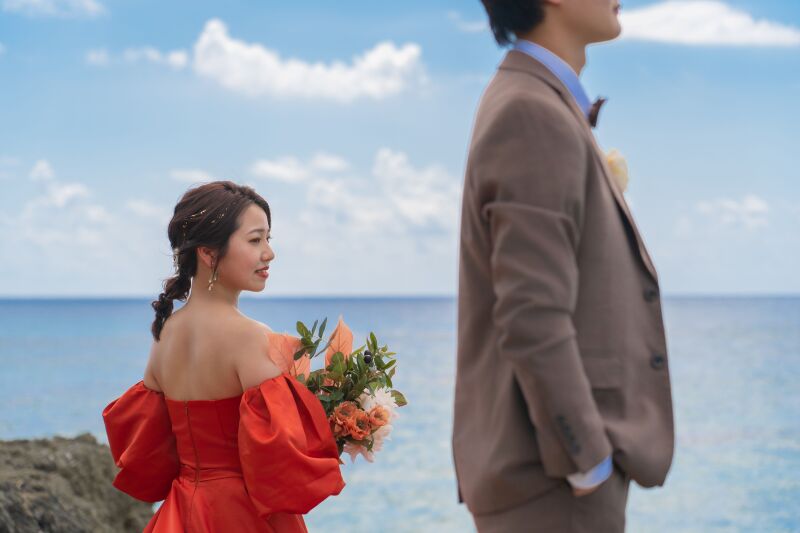 横顔に映る柔らかな微笑み