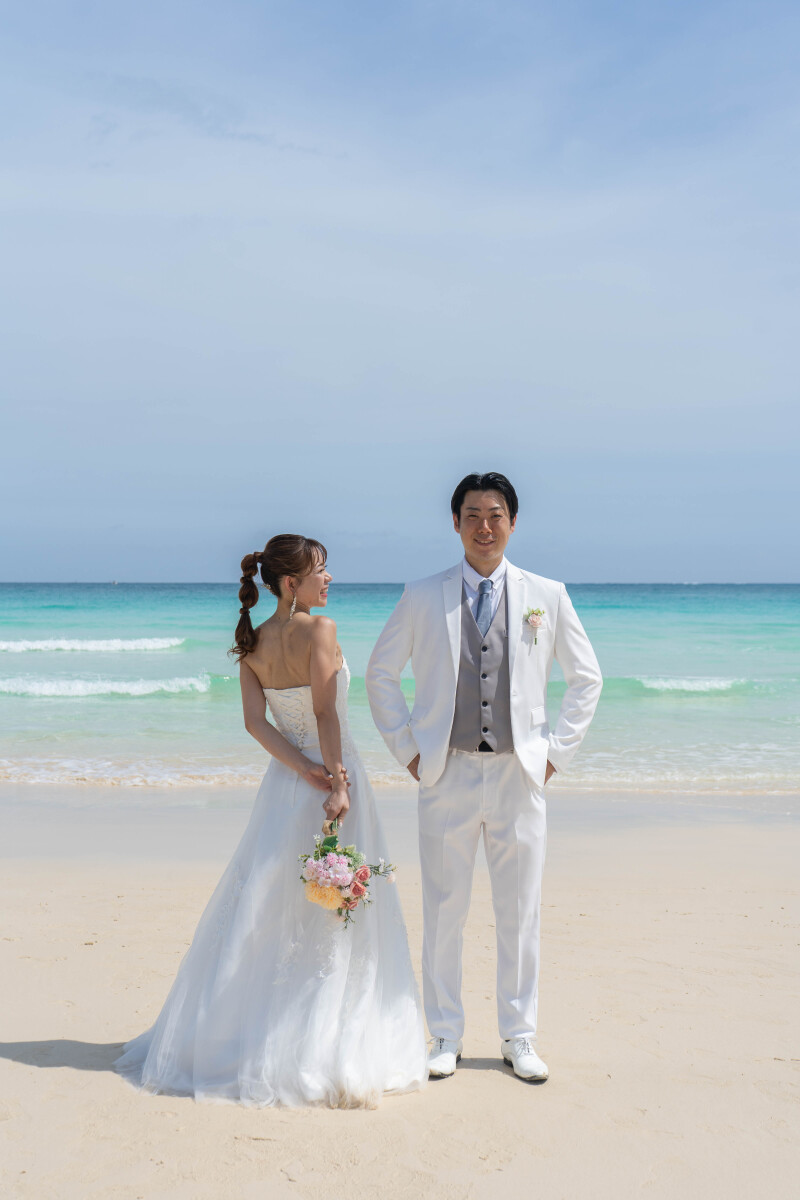 まっすぐに立つ新郎新婦