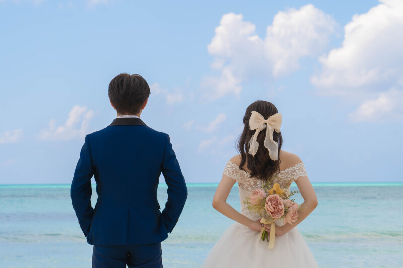 海を眺めるおそろいの背中