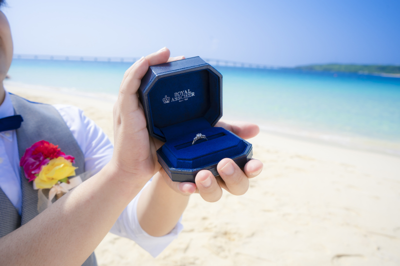  広大な海を目の前に、愛を誓いました