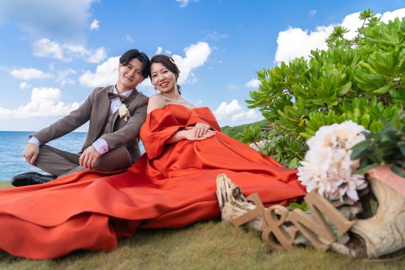 テラコッタカラーのドレスで並ぶ晴れ姿