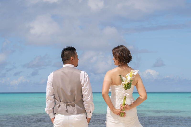 海を前に並ぶふたり