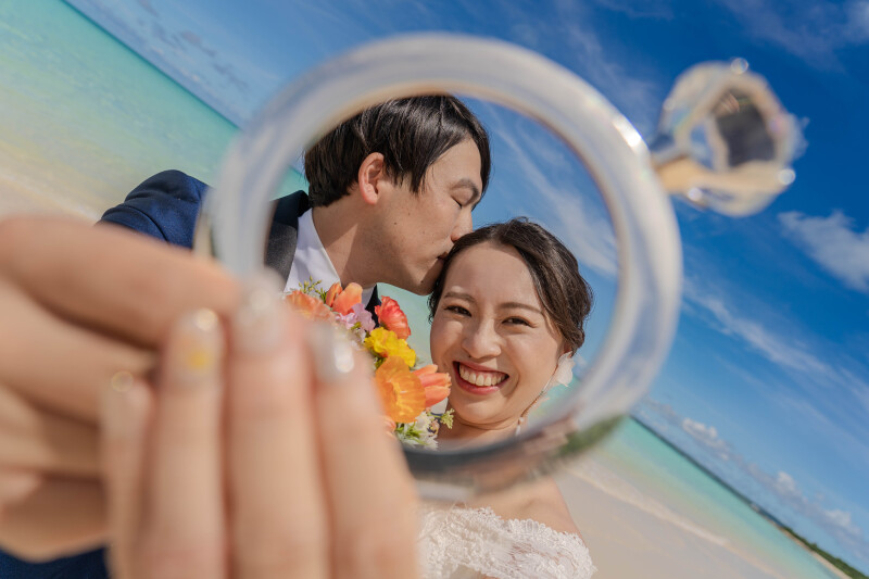 指輪越しに切り取る笑顔