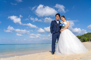 透き通る海を背景に