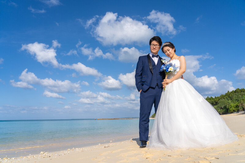 透き通る海を背景に
