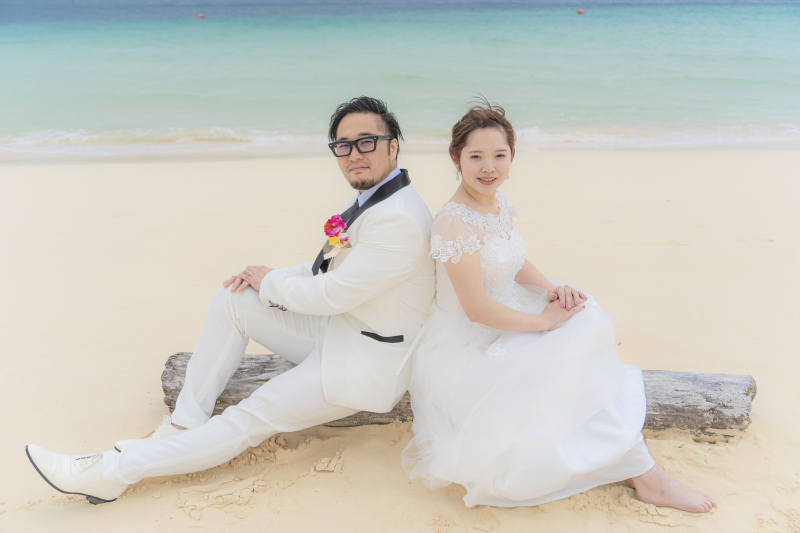 流木に腰かけて