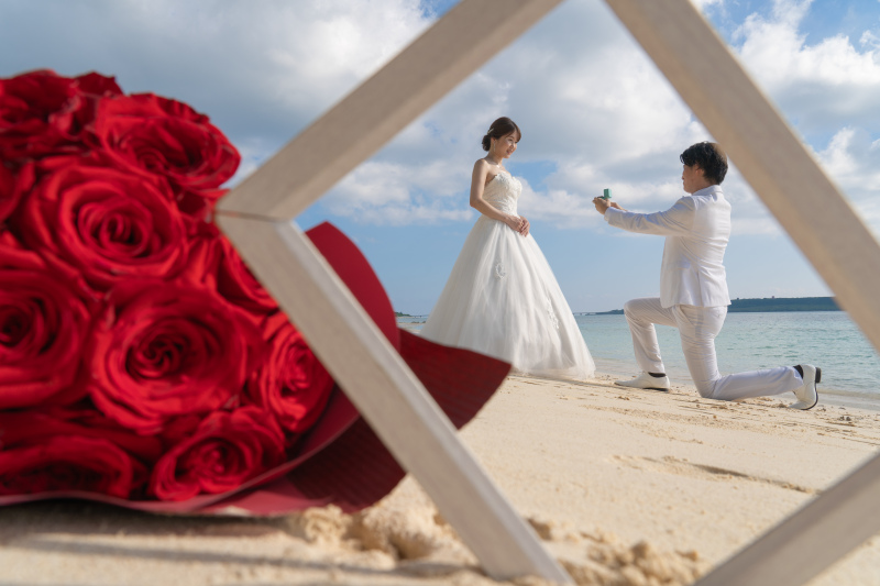 バラ越しのサプライズプロポーズ