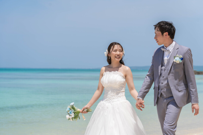 手を取り合って歩く浜辺