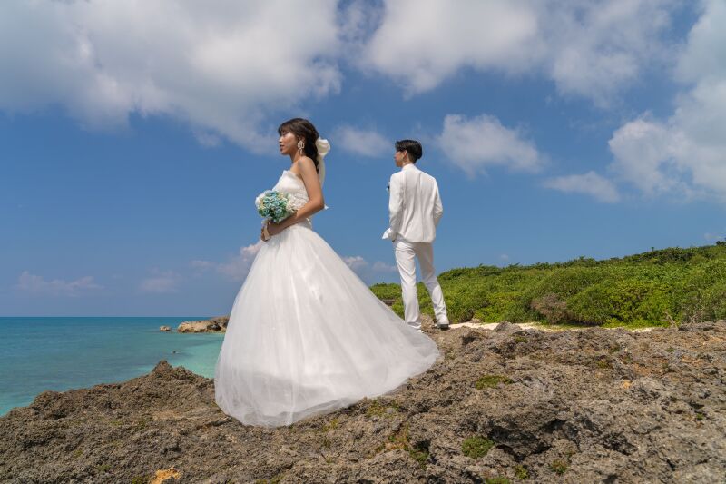 断崖に立つ凛としたシルエット