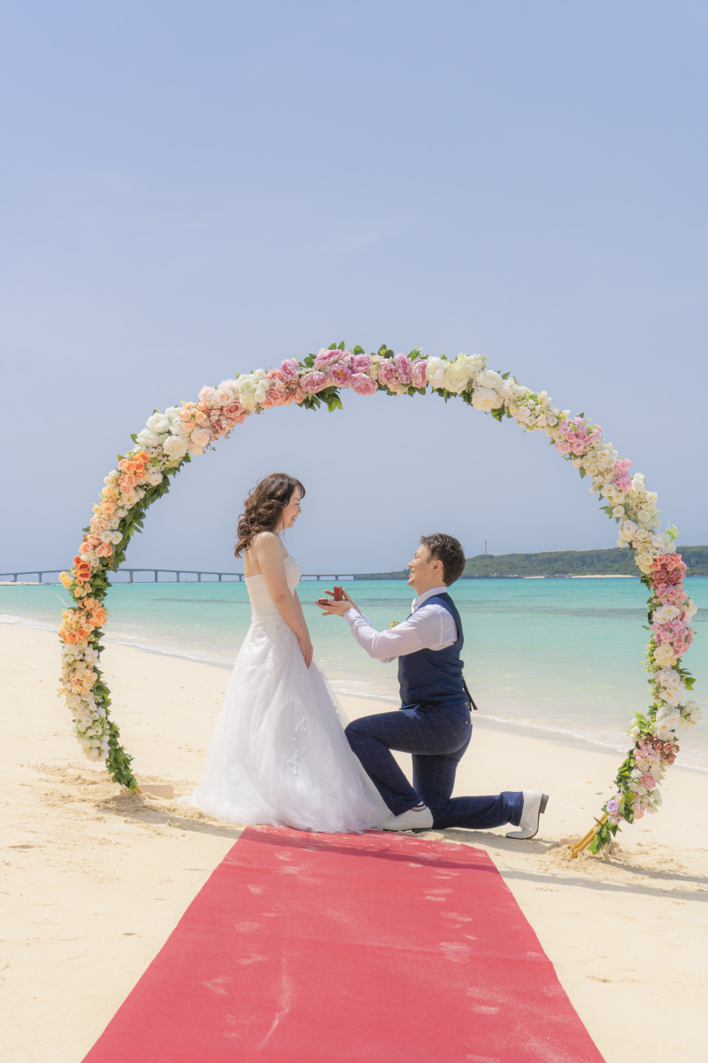 ウエディングアーチの下で