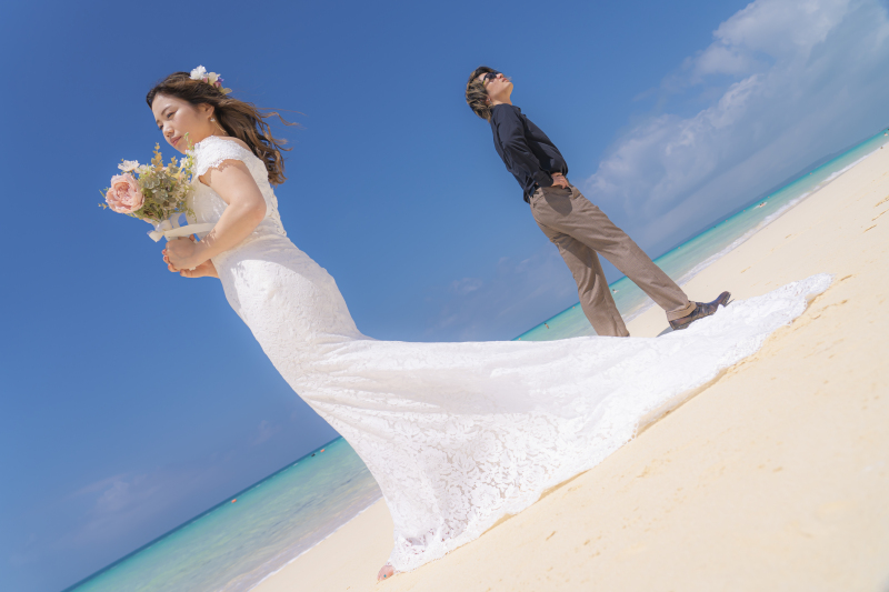 宮古ブルーの海をバックに…