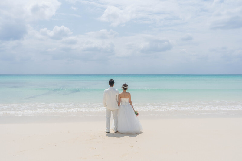 海を見つめる後ろ姿