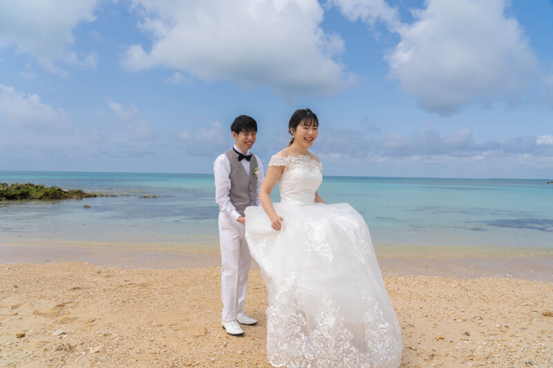 砂浜を駆ける、無邪気な笑顔