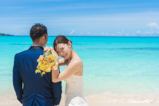 笑顔と誓いが重なる、海辺で紡ぐふたりの物語