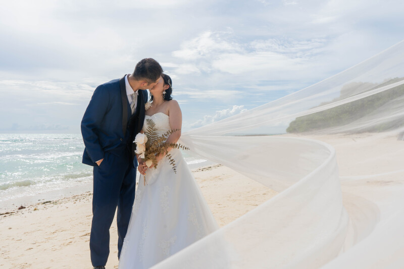 風に包まれるキス