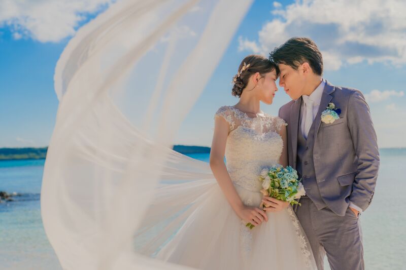 ベールが描く優雅な曲線とふたりの絆