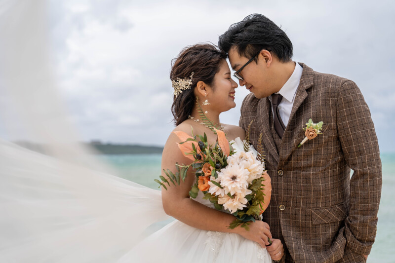 風に舞うベールと見つめ合う瞬間