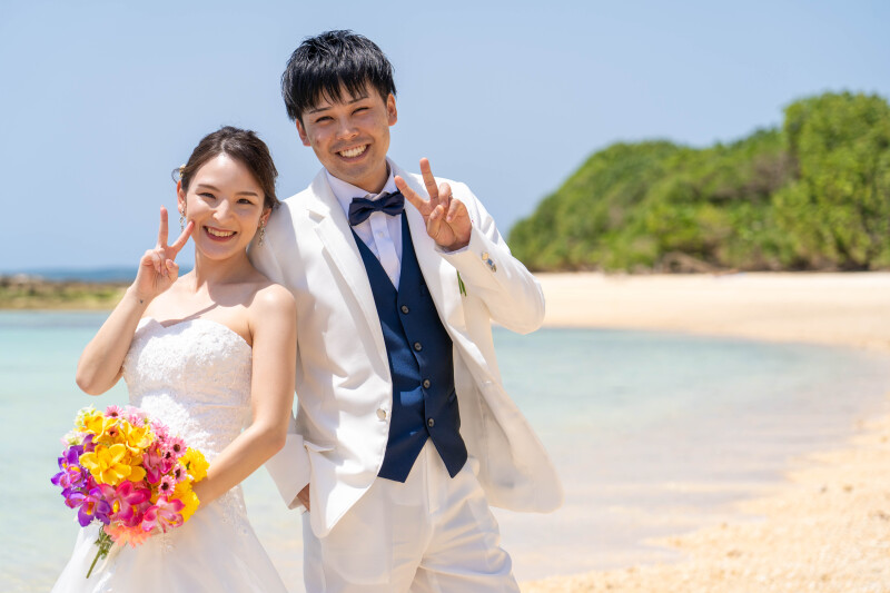 青い海と笑顔のピースショット