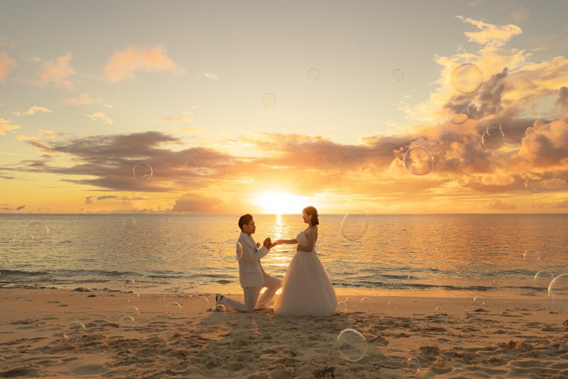 沈んでゆく夕日の前で