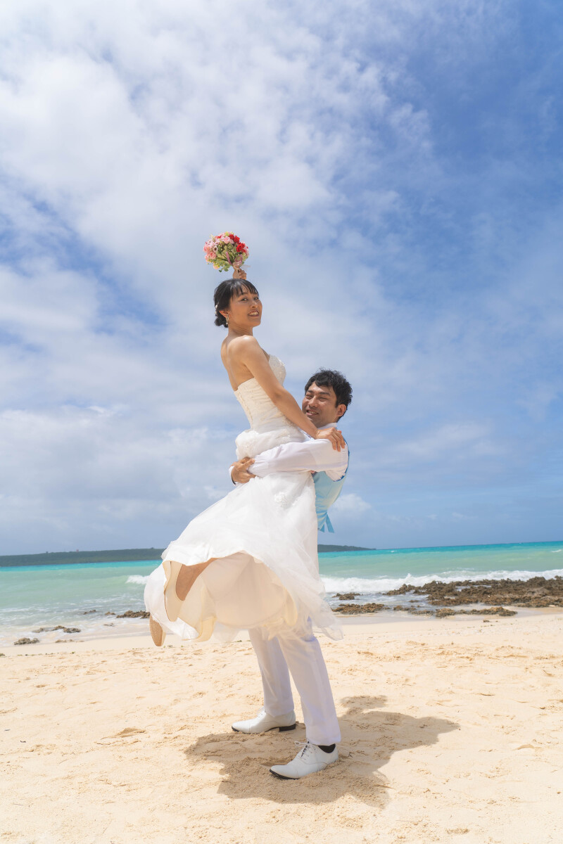 ブーケを掲げて、弾ける笑顔