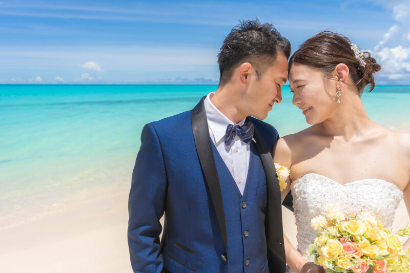 寄り添うふたり、海に誓う瞬間