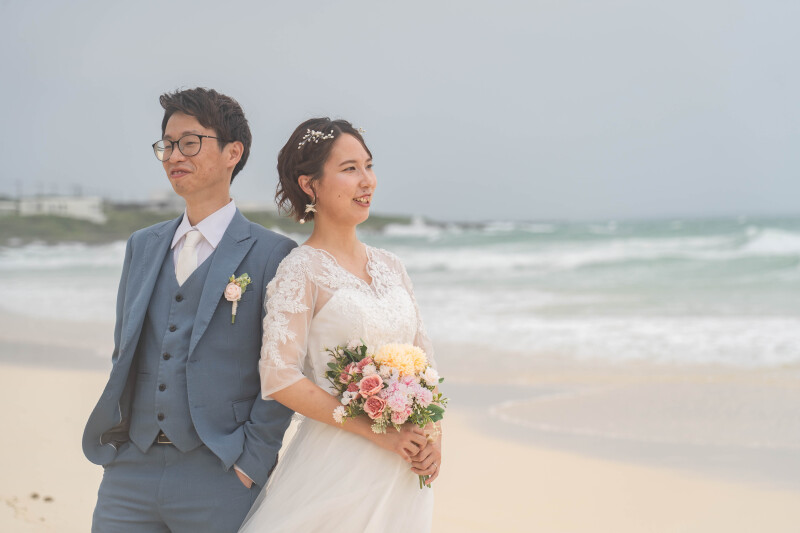 海を背に並ぶふたり