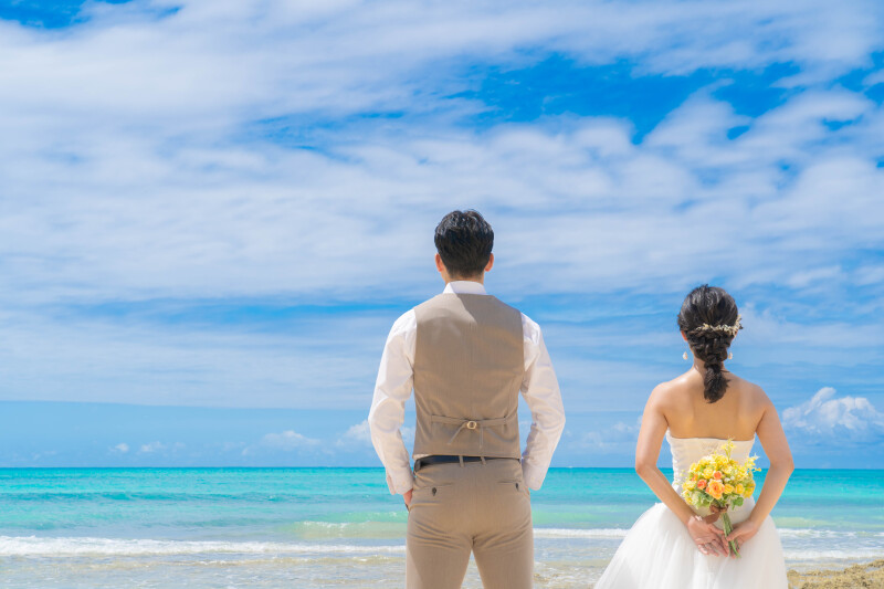 海を見つめる後ろ姿