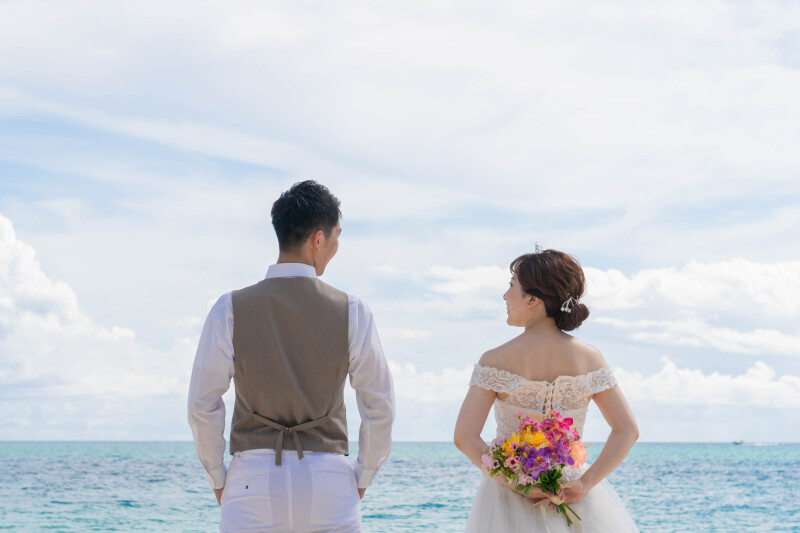 海を見つめる後ろ姿